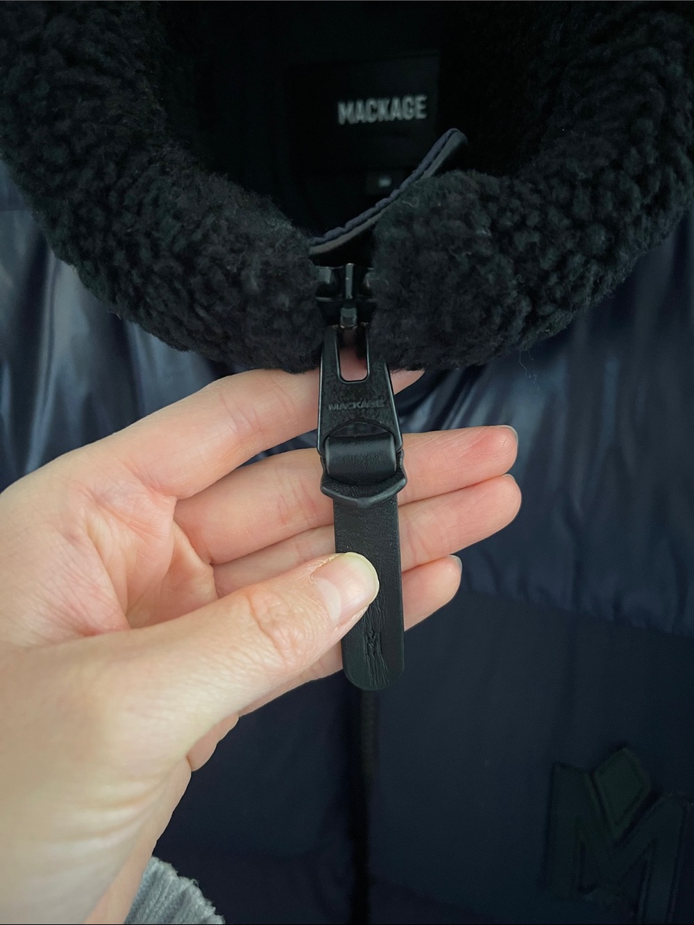 💯 Authentic Mackage Navy Mixed Media Down Bomber Jacket w/ Shearling Collar - Picture 4 of 16